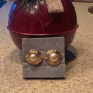 Stunning Chanel vintage clip on.